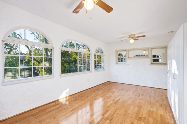 Building Photo - 1284 S Cloverdale Ave