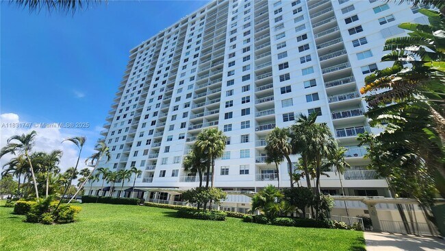 Building Photo - 500 Bayview Dr