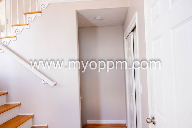 Building Photo - Available NOW! 3 Bedroom / 2 Bathroom Home | Northwest Omaha