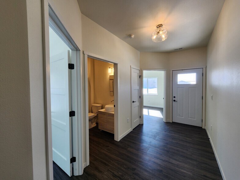 Building Photo - 812 7th St SW