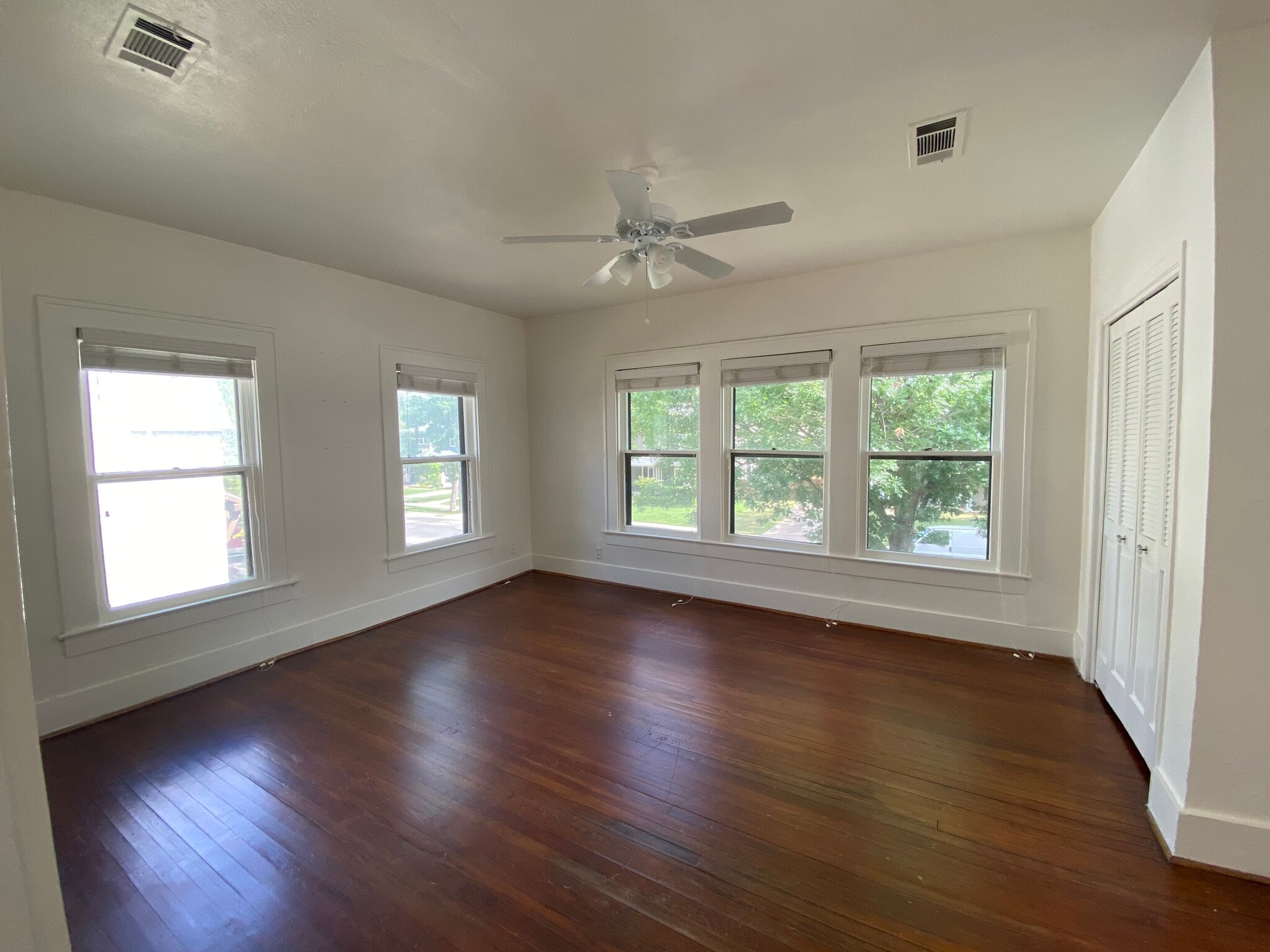 Master Bedroom with TONS of windows - 5519 Miller Ave