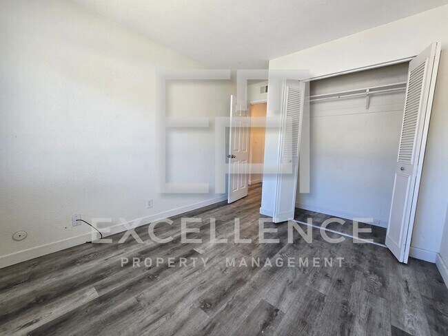 Building Photo - Fully Updated 2/1 Condo Upstairs - Pool, P...