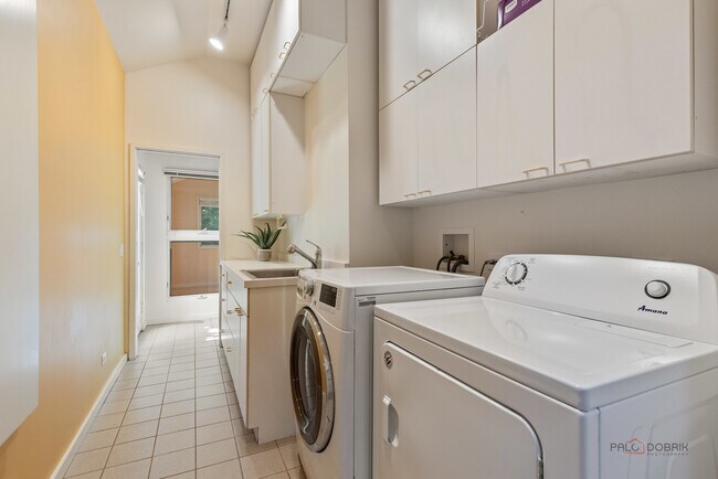 Building Photo - 1660 Hertel Ln