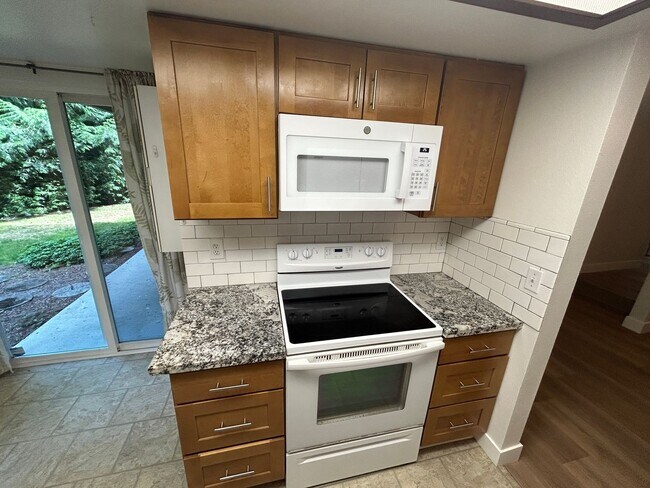 Building Photo - 3 Bed, 1.75 bath Condo w/2 parking spots i...