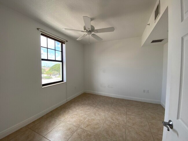 Building Photo - 511 Lucerne Ave
