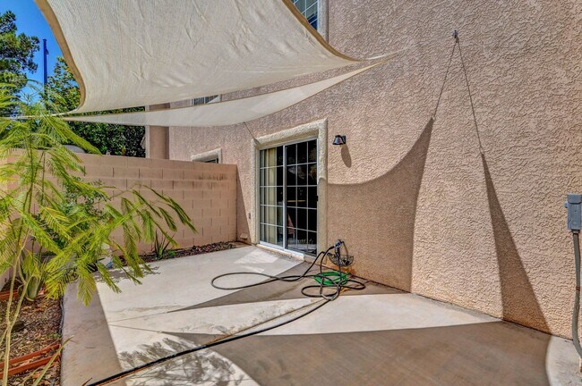 Building Photo - 2 Bedroom Condo w/ Patio & 1 Car Attached ...