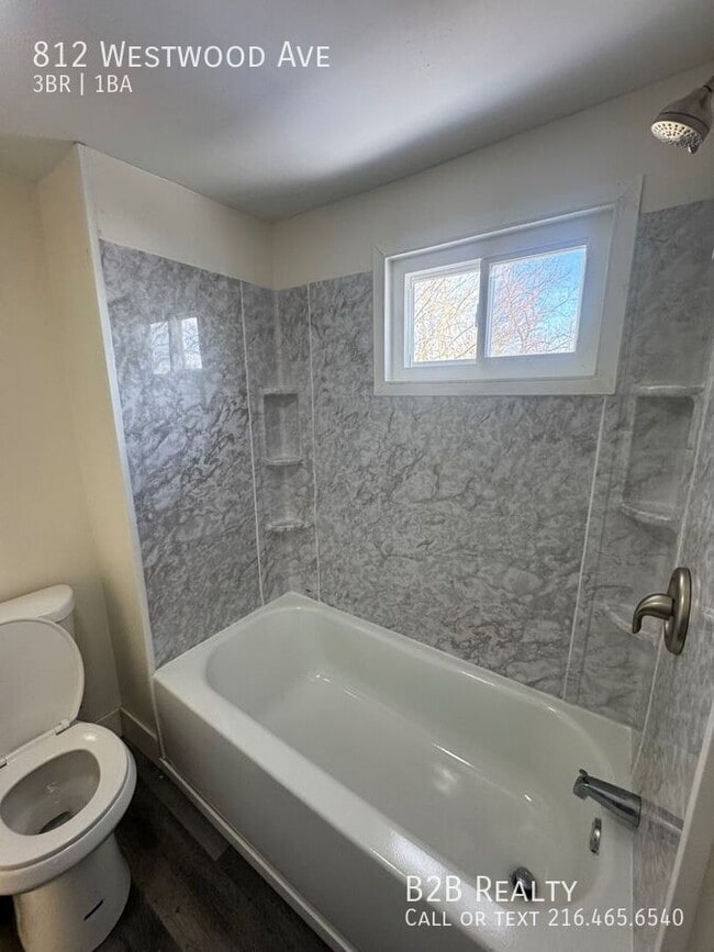 Building Photo - 812 Westwood Ave