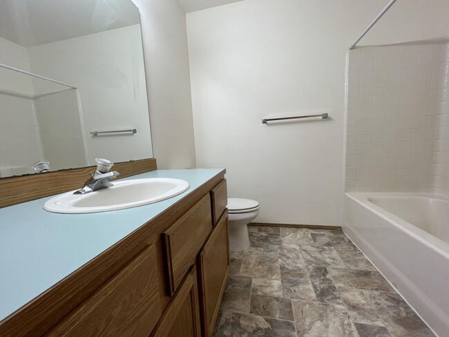 Building Photo - Single Story 2 Bdrm Duplex - Near Lake Goo...