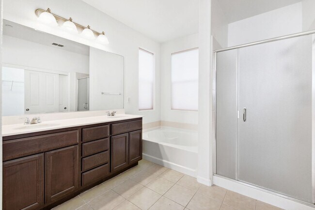 Building Photo - Impeccable 3 bedroom house in Davis Mace Ranch