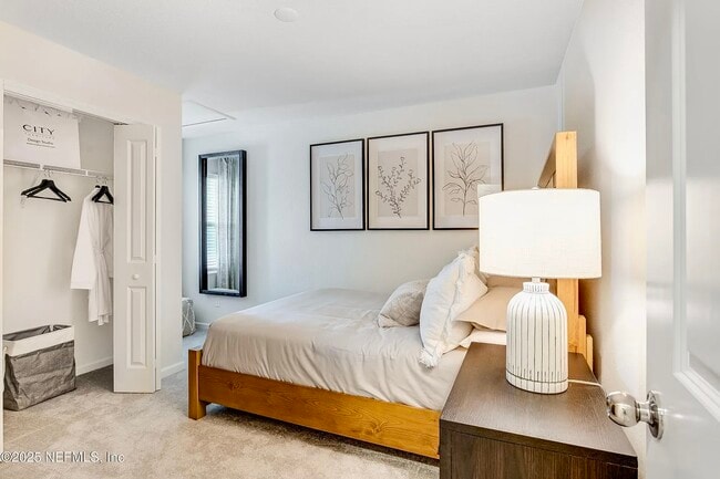 Building Photo - 563 Holly Lks Dr