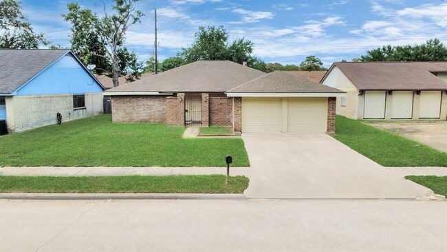 Building Photo - 13610 Piney Oaks Dr