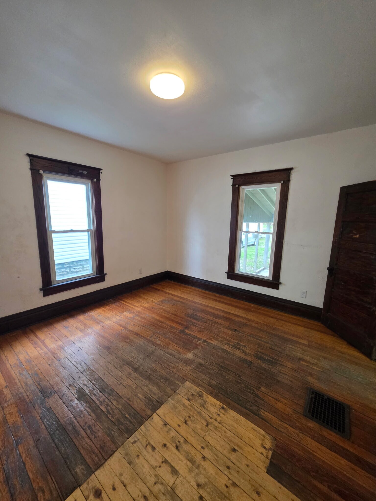 Building Photo - 364 S 10th St