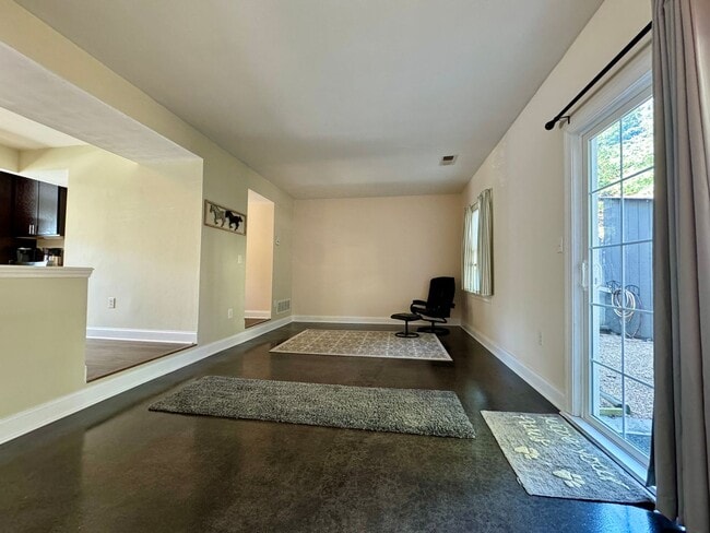 Building Photo - Comfortable Townhome in a Haymarket Square Community