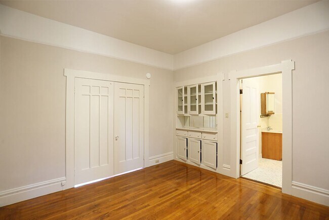 Building Photo - 614 10th Ave