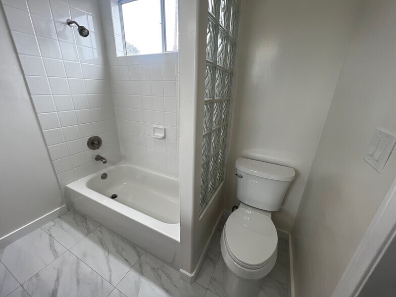 Building Photo - 323 S Francisca Ave