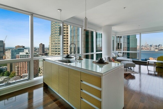 Building Photo - 77 Hudson St