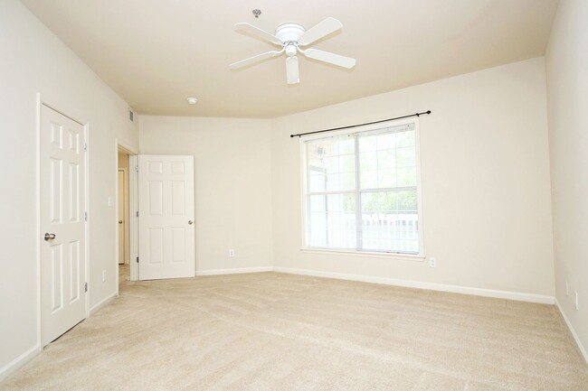 Building Photo - Spacious Lower-Level Riverbend Condo (Appl...