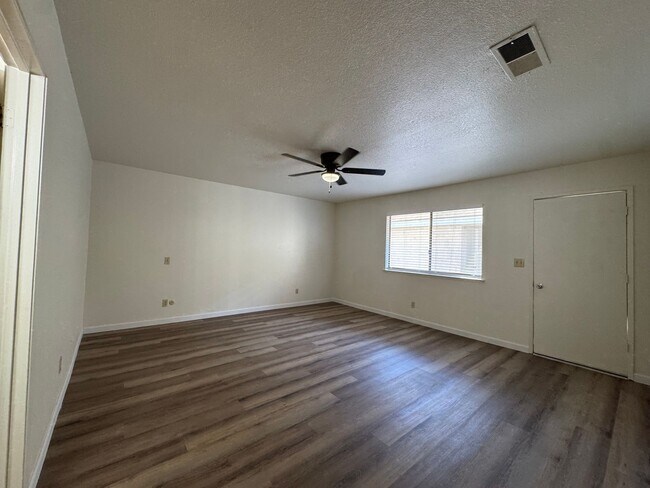 Building Photo - 657 W Escalon Ave