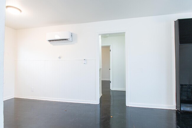 Building Photo - 802 N Minnesota St