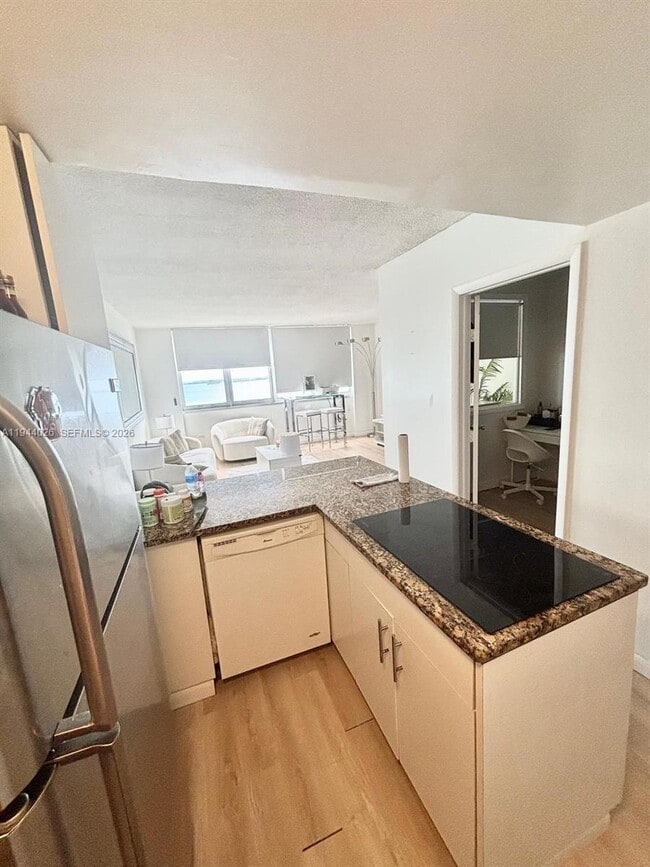 Building Photo - 999 Brickell Bay Dr