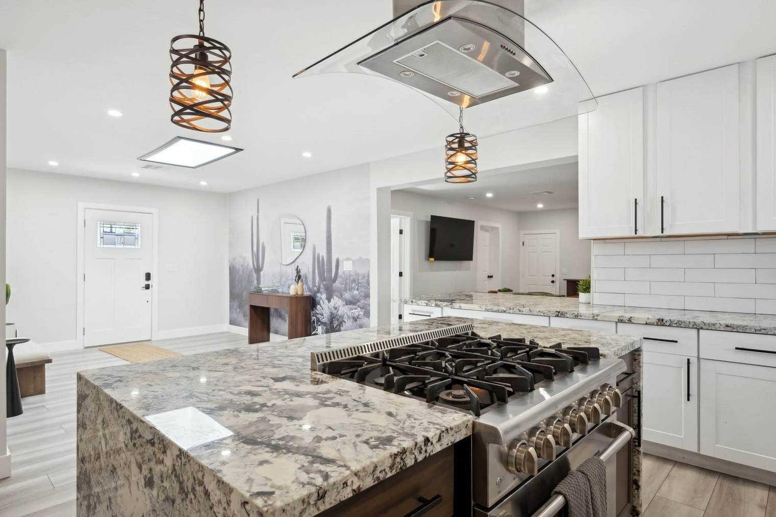 Building Photo - 636 E 6th Pl