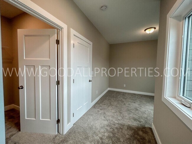 Building Photo - 4 Bedroom 2.5 Bath Townhome in Adel with attached 2-car garage.