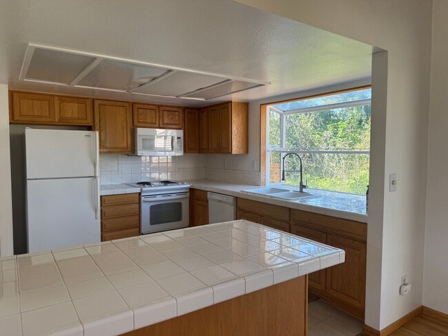 Building Photo - 3 Bedroom 2.5 Bath