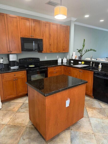 Building Photo - 132 Greenwich Cir