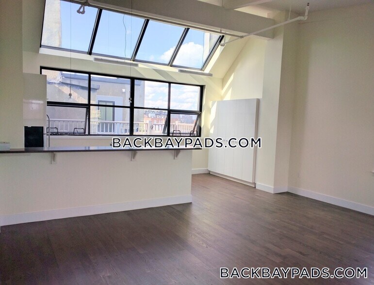 Building Photo - 1126 Boylston St