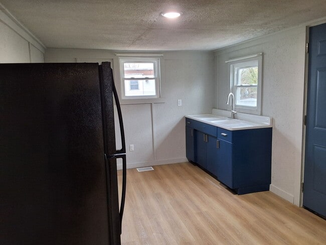 Building Photo - Comfy 2 Bedroom, 1 Bath House located in Radcliff