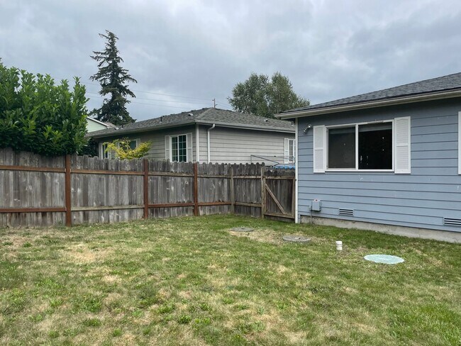 Building Photo - Single Level Useless Bay Home with Bonus Room!