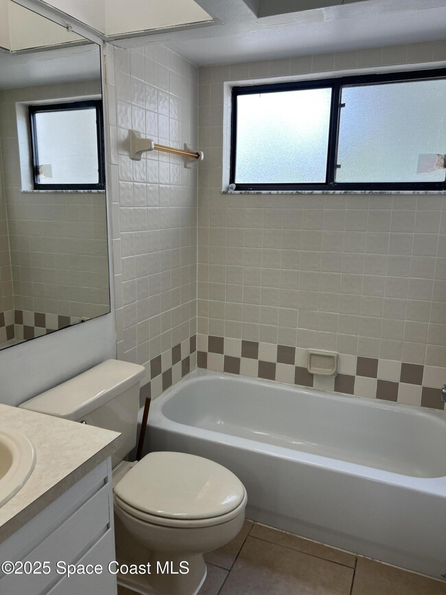 Building Photo - 1233 Country Club Dr