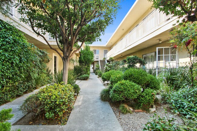 Building Photo - 529 Montana Ave - 5 blocks to the beach in Santa Monica!