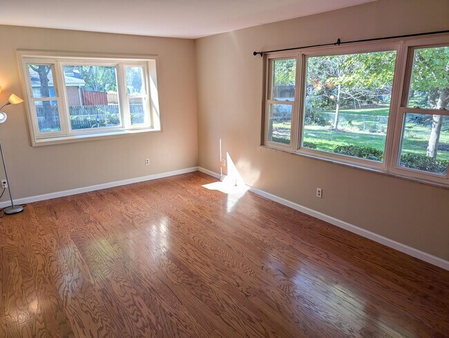 Building Photo - AVAILABLE NOW! Spacious 3 Bed / 2.5 Bath Home in Washington Twp with Basement!