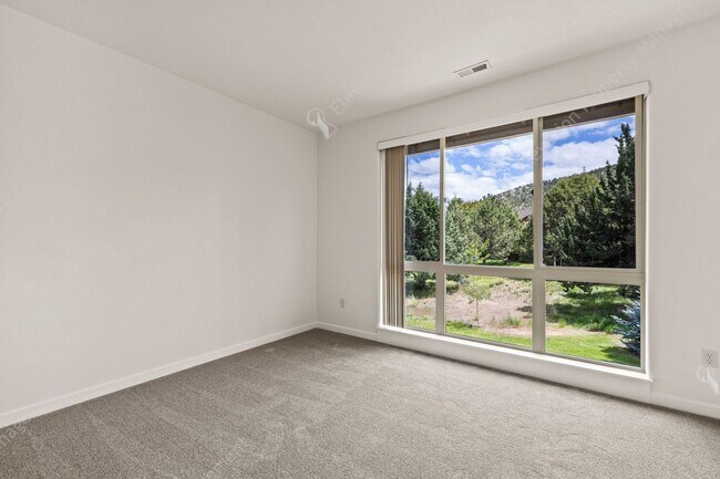 Building Photo - Eagle Crest Townhome Steps to Lakeside Cen...