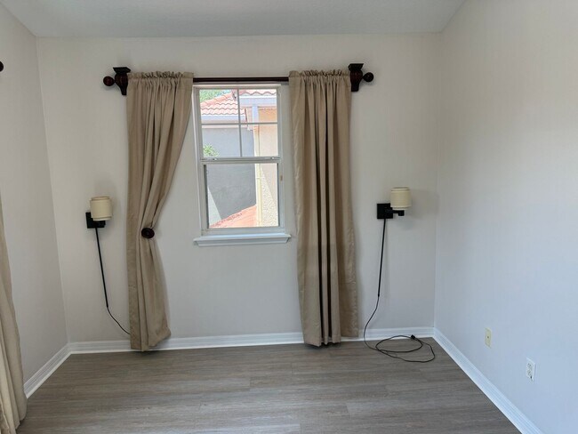 Building Photo - Come and Experience This Townhouse