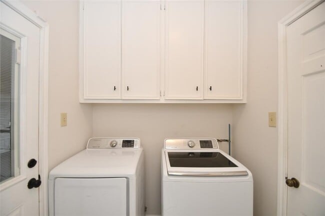 Building Photo - 7614 Club Lake Dr