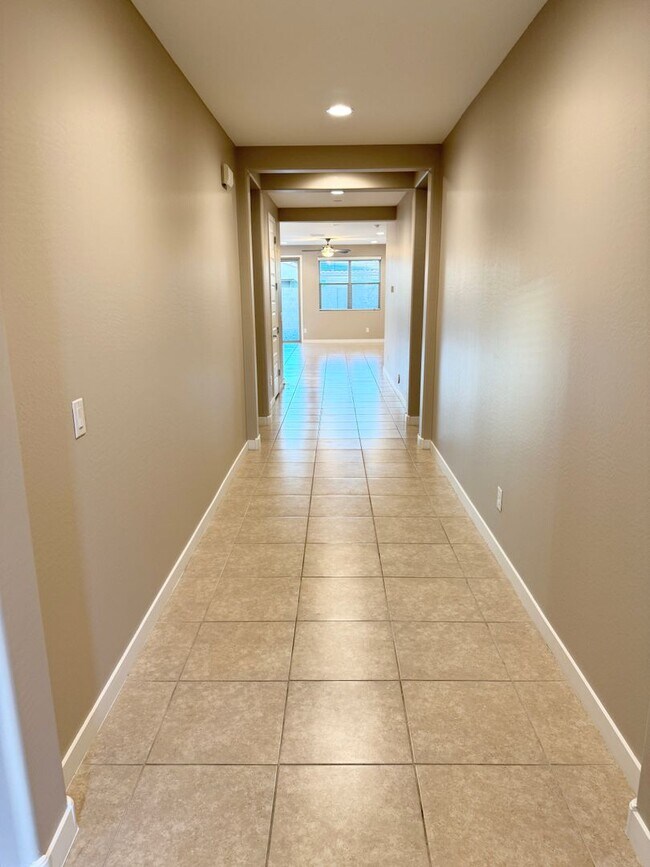 Building Photo - Beautiful Single Level Home Near Verrado!