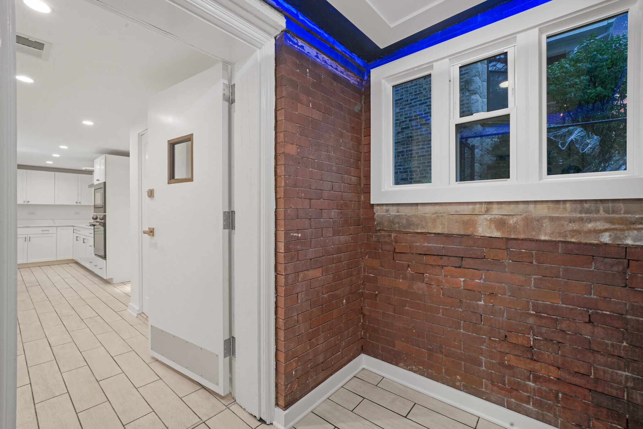 Building Photo - 2203 W Giddings St