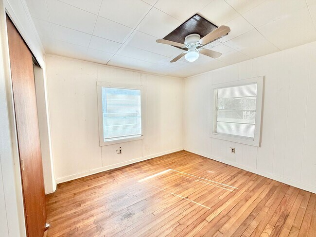 Building Photo - Charming 3-Bedroom Home With Screened Fron...