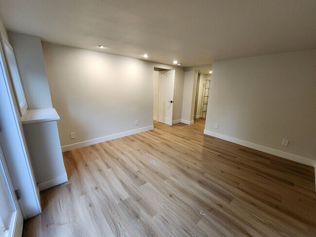 Building Photo - Gorgeous Remodeled 3 bed 2.5 bath in West ...