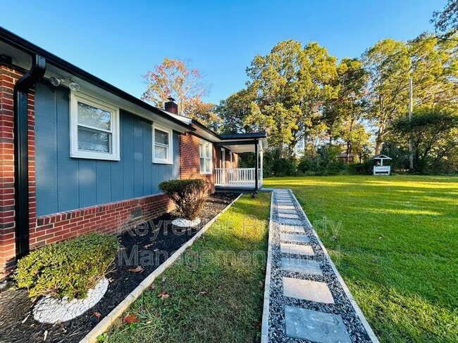 Building Photo - 5087 Meadowbrook Dr