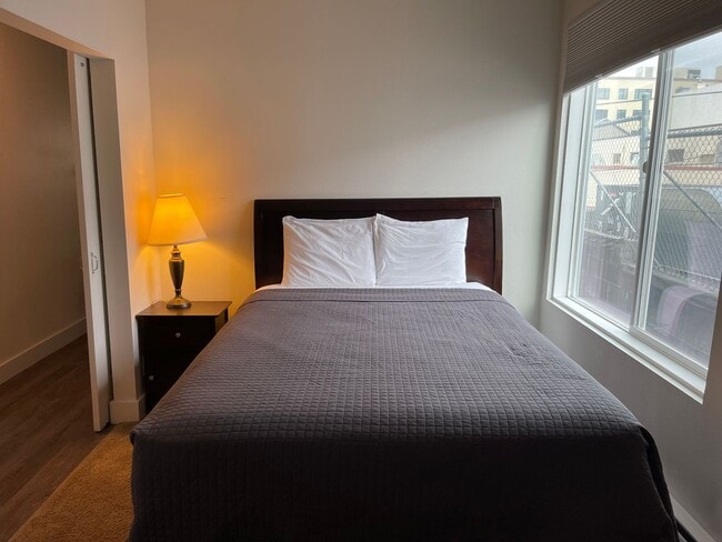 Building Photo - FURNISHED 1 BEDROOM 1 BATH APARTMENT  - BREMERTON