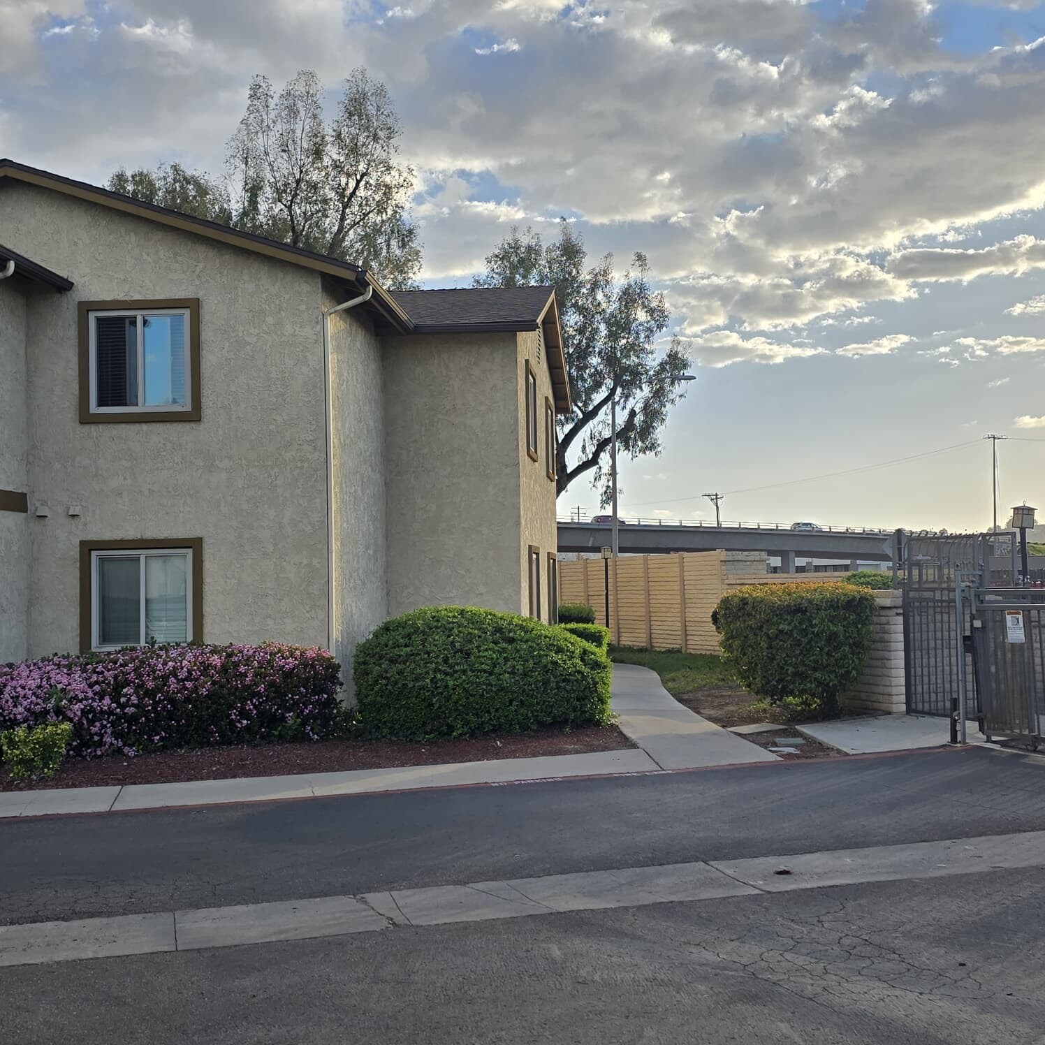 Building Photo - 1423 Graves Ave