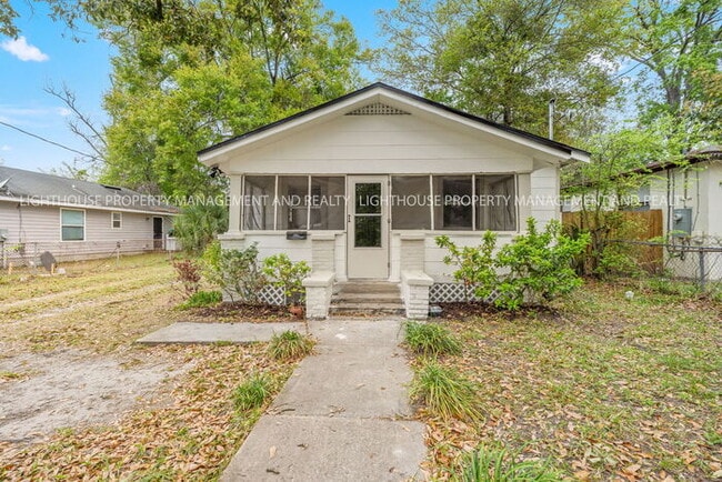 Building Photo - Updated 3 Bedroom Home With Screened Front Porch