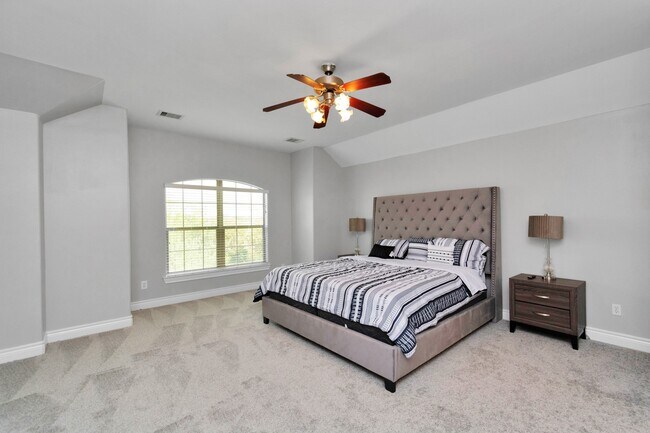 Building Photo - 9038 Lakes Dr