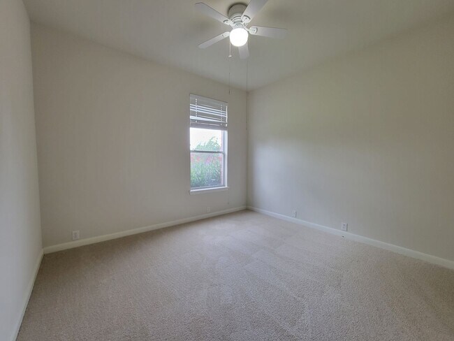 Building Photo - Charming & Spacious 4/BR 3/BR Home – Pet F...
