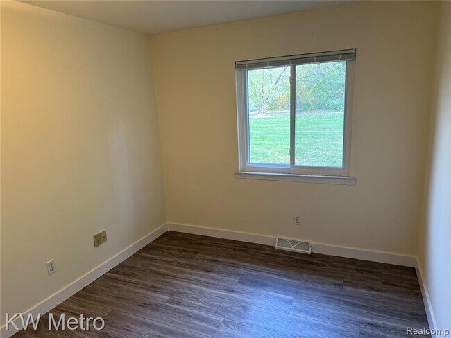 Building Photo - 2049 Duck Lake Rd N