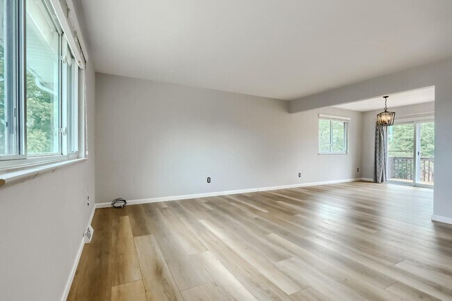Building Photo - 4 BED 3 BATH HOUSE NEAR CREAK PARK!!!