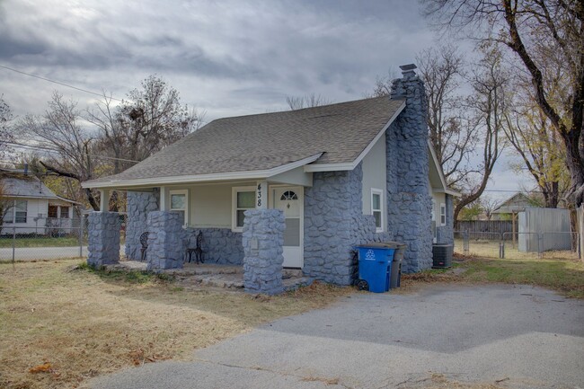 Building Photo - Recently Updated West Tulsa Home!